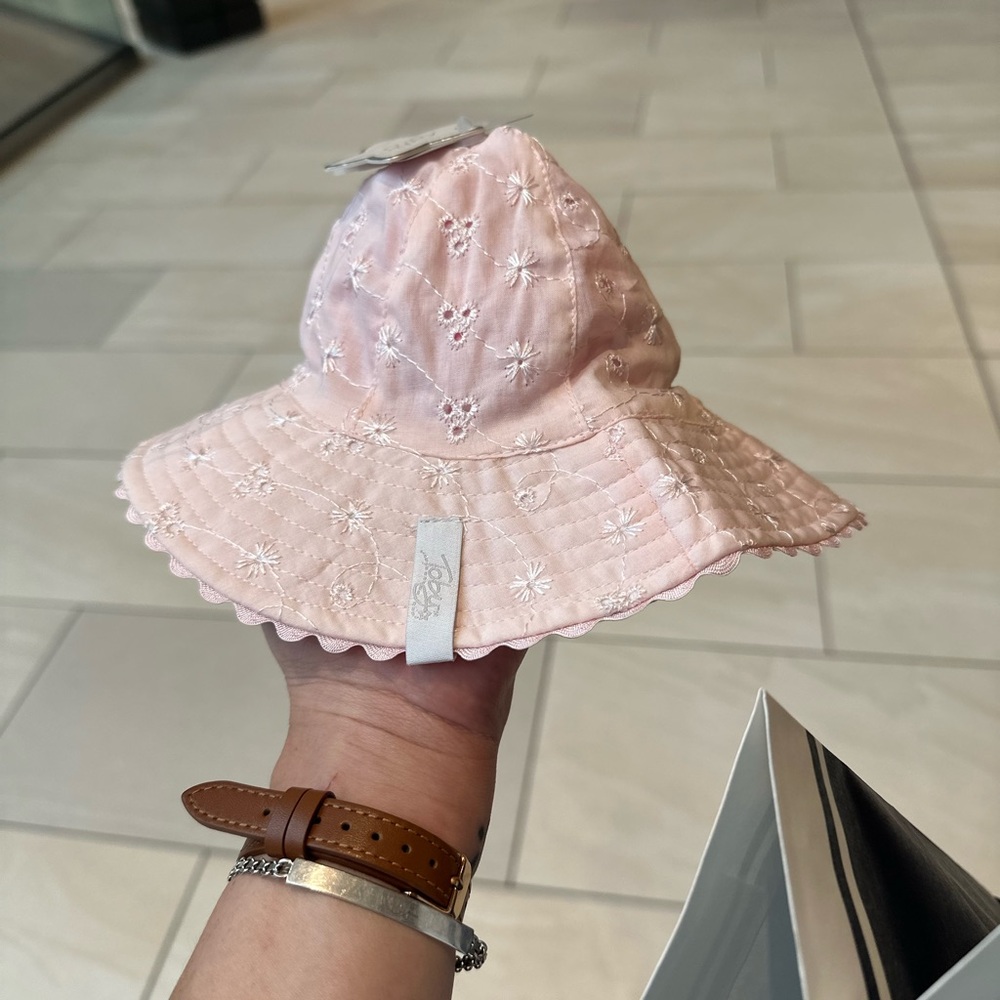 Pink Wide-Brimmed Sun Hat with Scalloped Edge